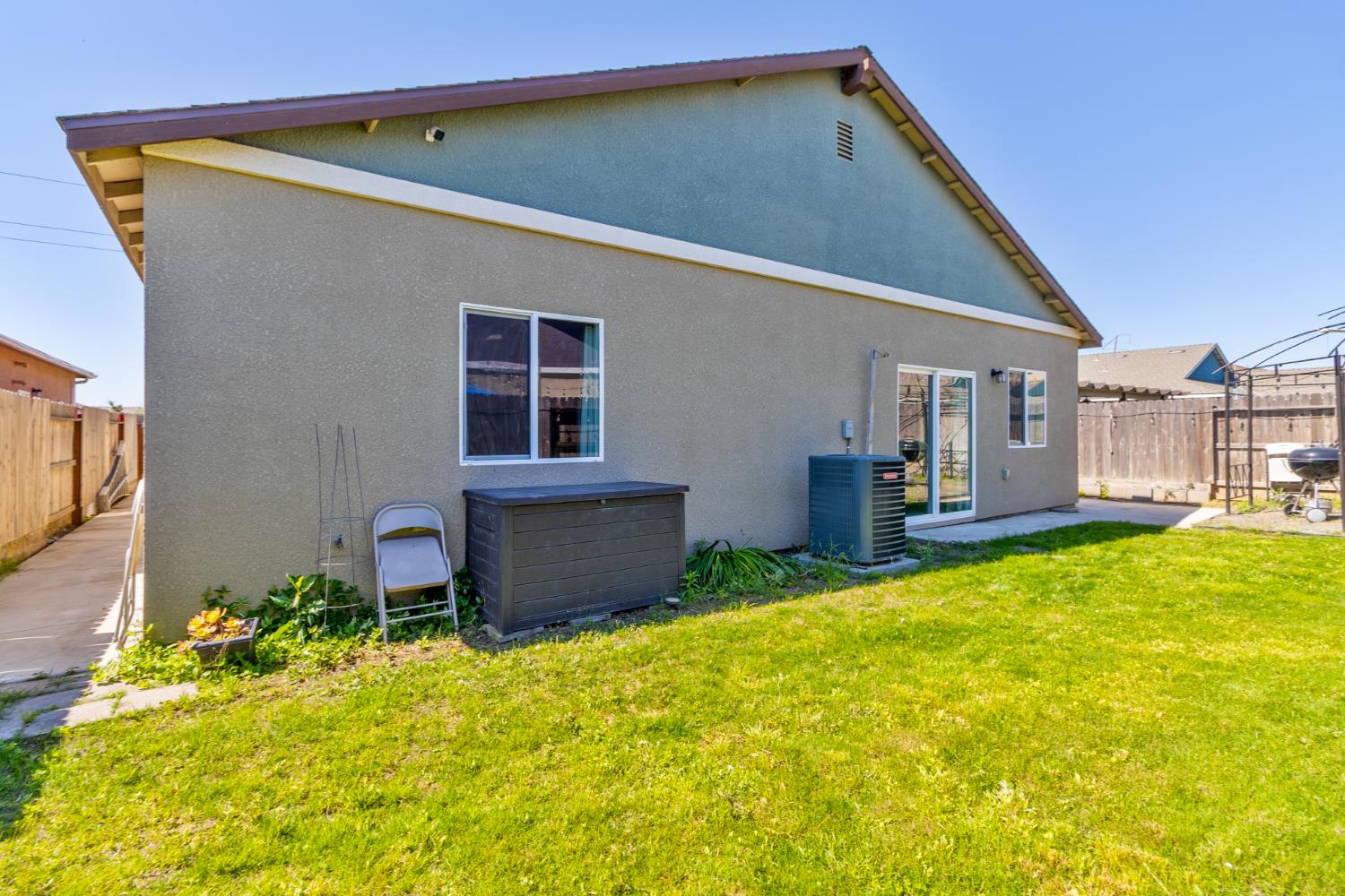 6704 E Dwight Way Ave, Fresno, CA 93727