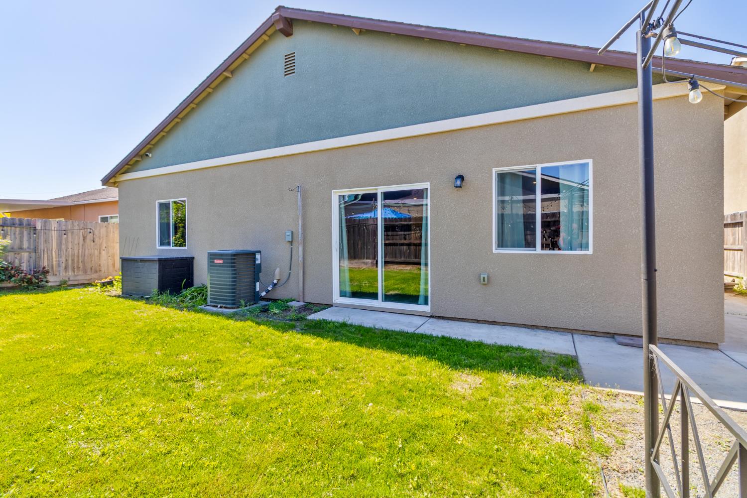 6704 E Dwight Way Ave, Fresno, CA 93727