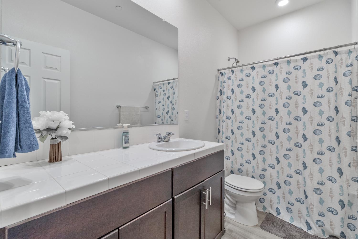 6704 E Dwight Way Ave, Fresno, CA 93727