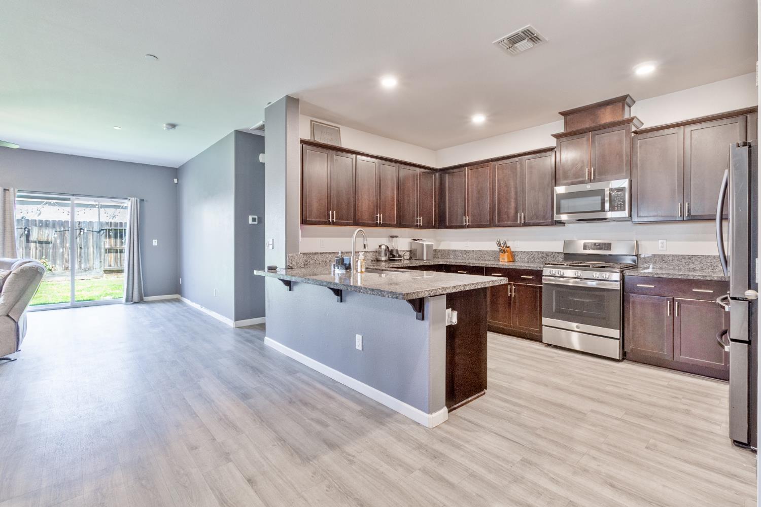 6704 E Dwight Way Ave, Fresno, CA 93727