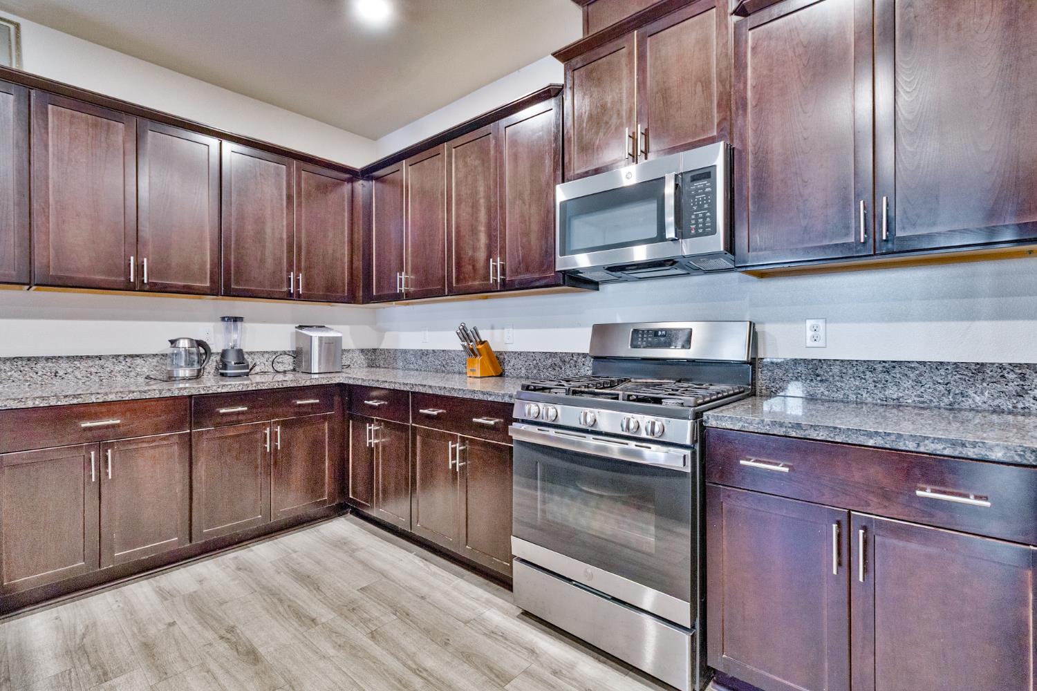 6704 E Dwight Way Ave, Fresno, CA 93727