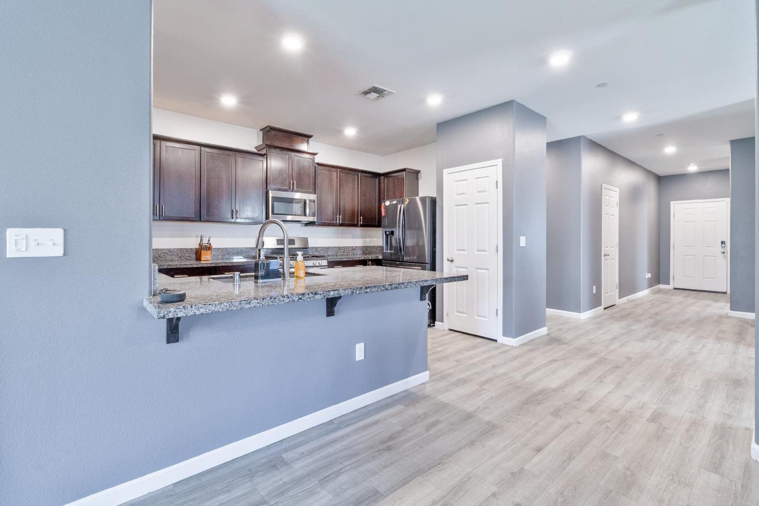 6704 E Dwight Way Ave, Fresno, CA 93727