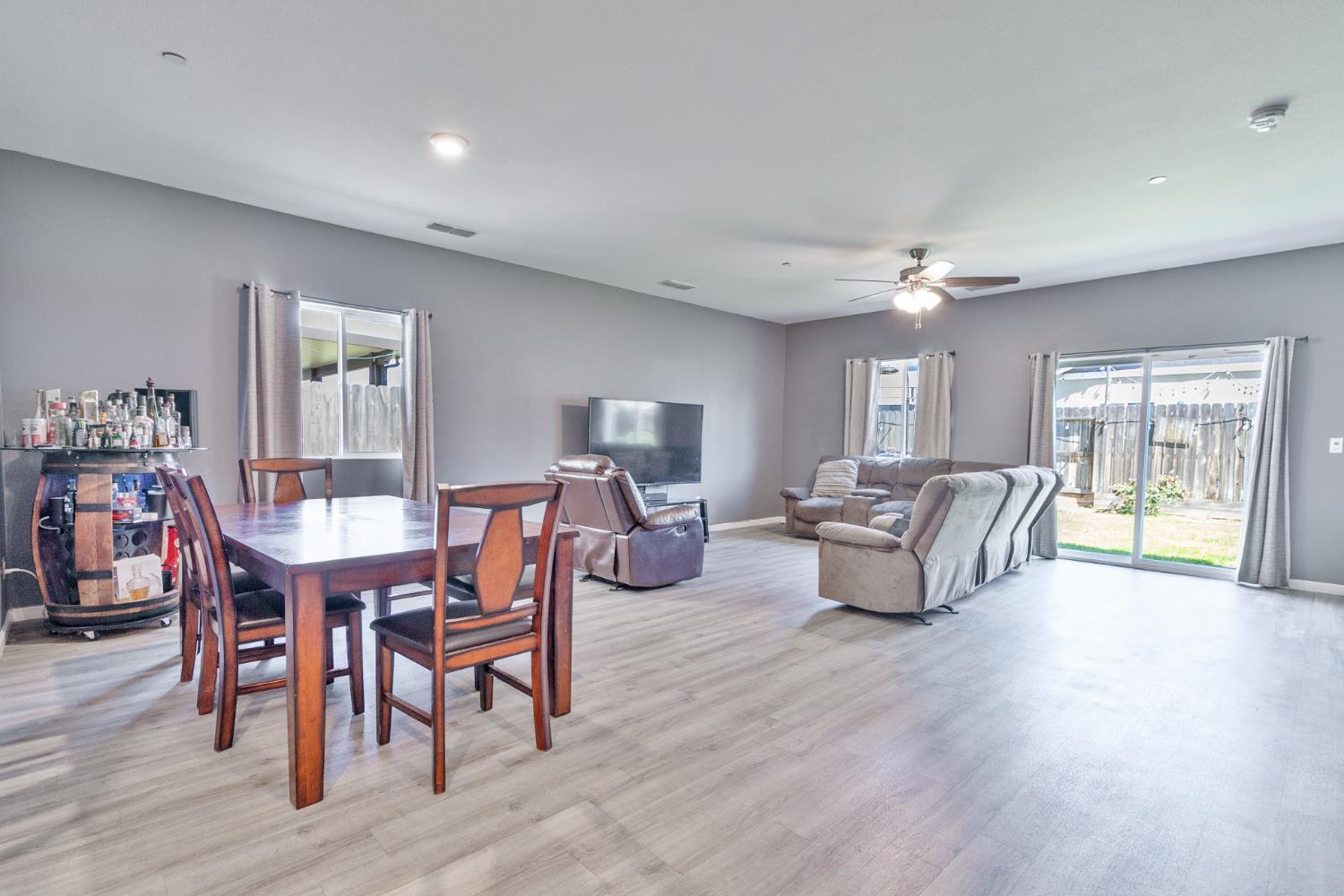 6704 E Dwight Way Ave, Fresno, CA 93727