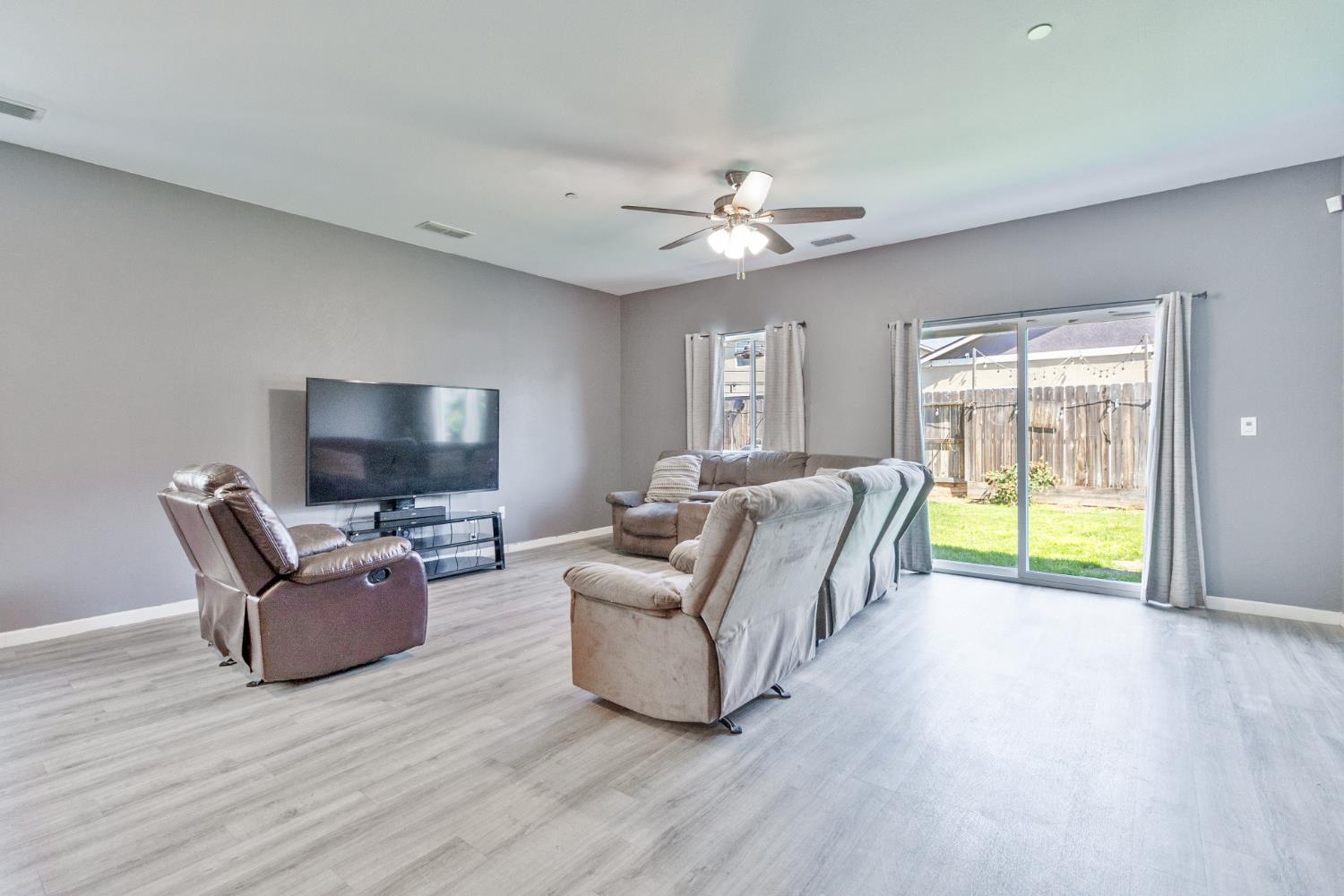 6704 E Dwight Way Ave, Fresno, CA 93727