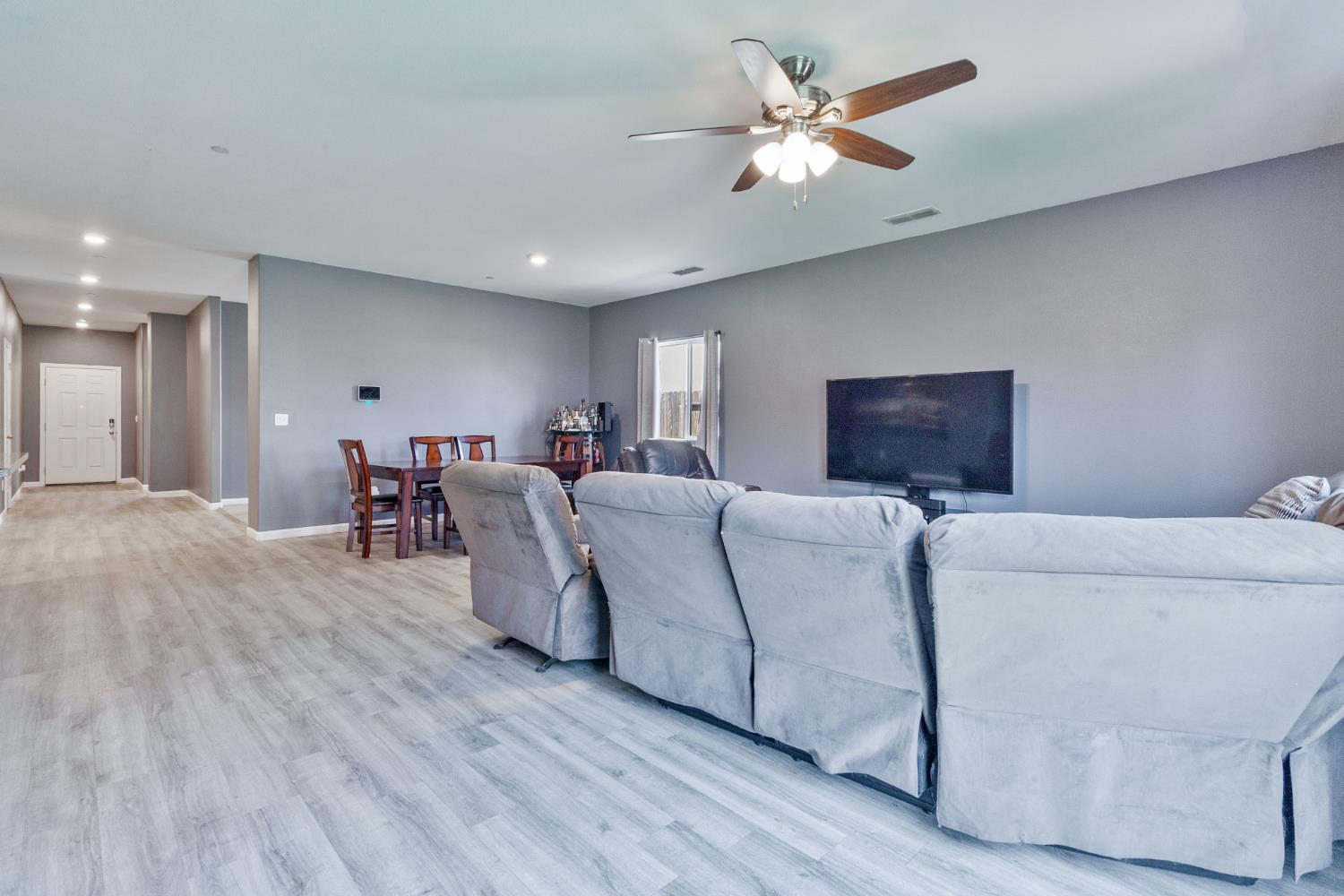 6704 E Dwight Way Ave, Fresno, CA 93727