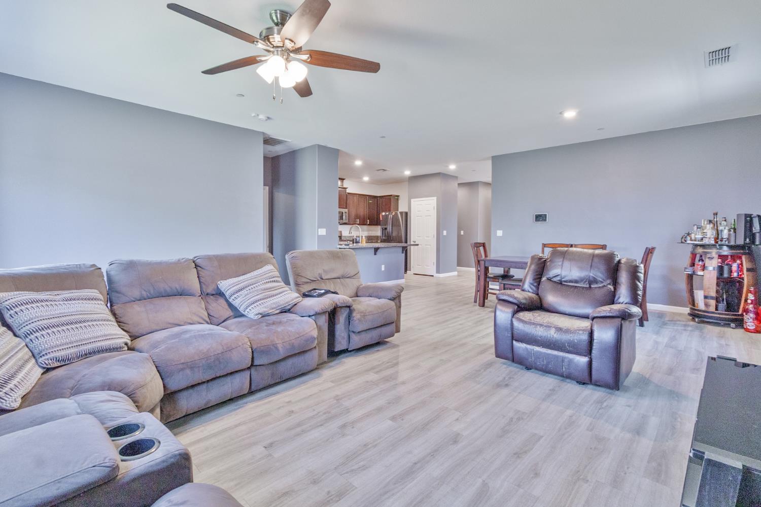 6704 E Dwight Way Ave, Fresno, CA 93727
