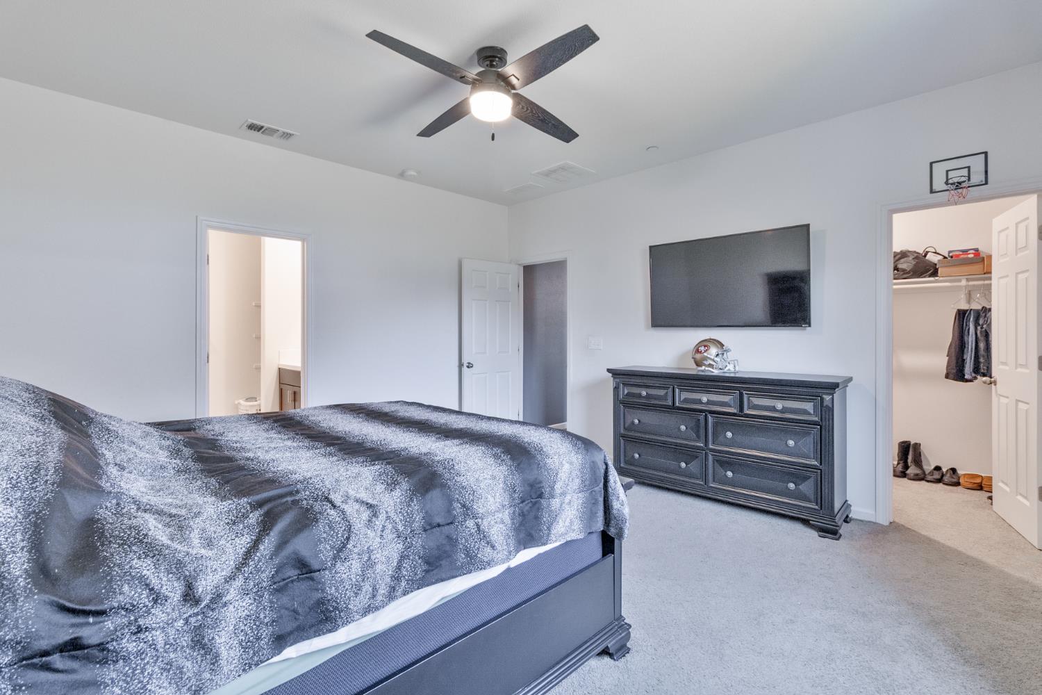 6704 E Dwight Way Ave, Fresno, CA 93727