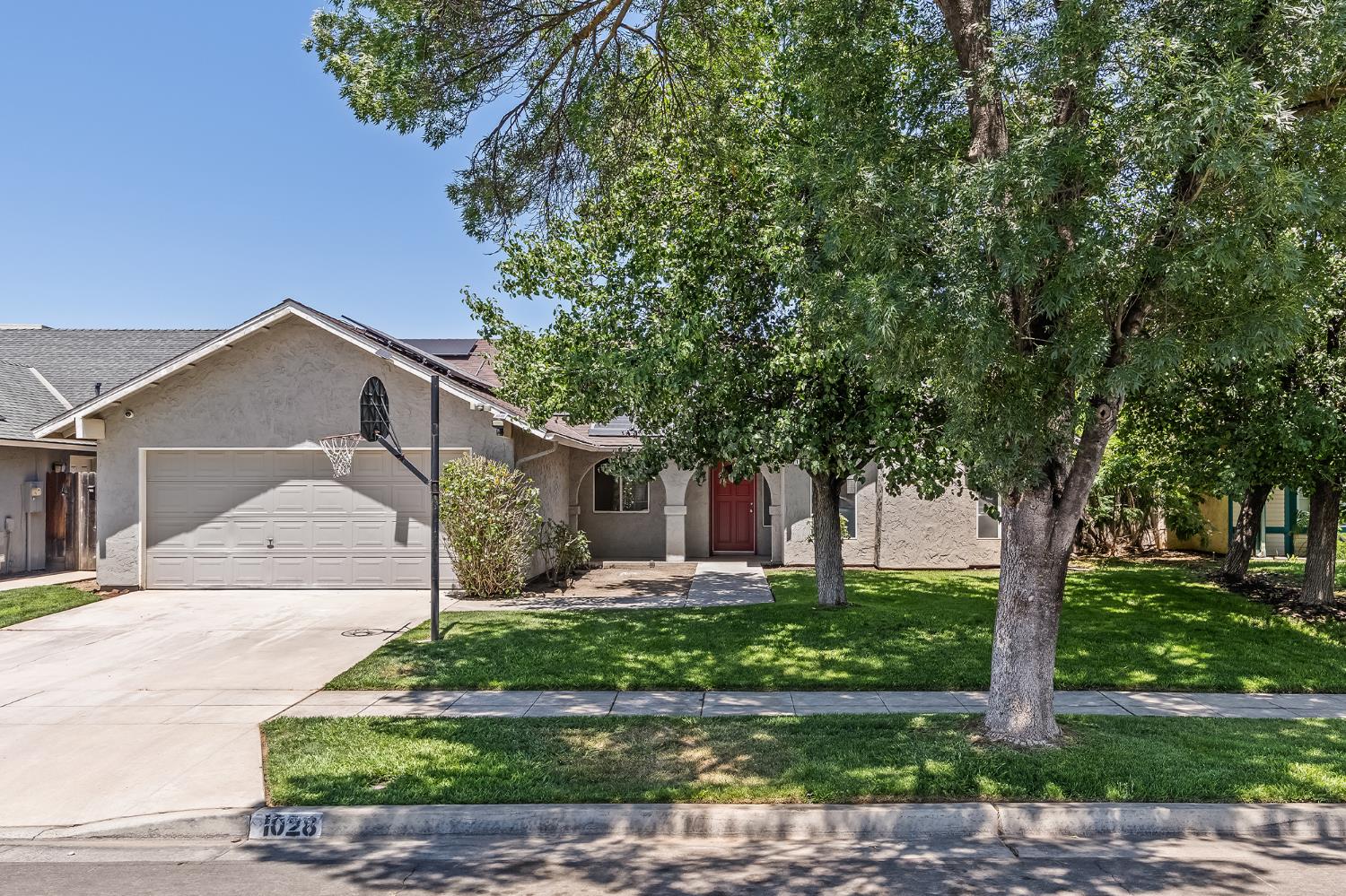 1028 W Minarets Ave, Fresno, CA 93650