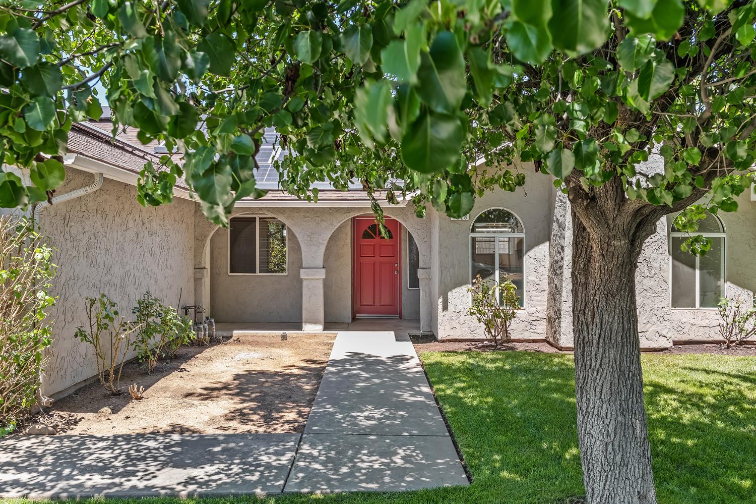 1028 W Minarets Ave, Fresno, CA 93650