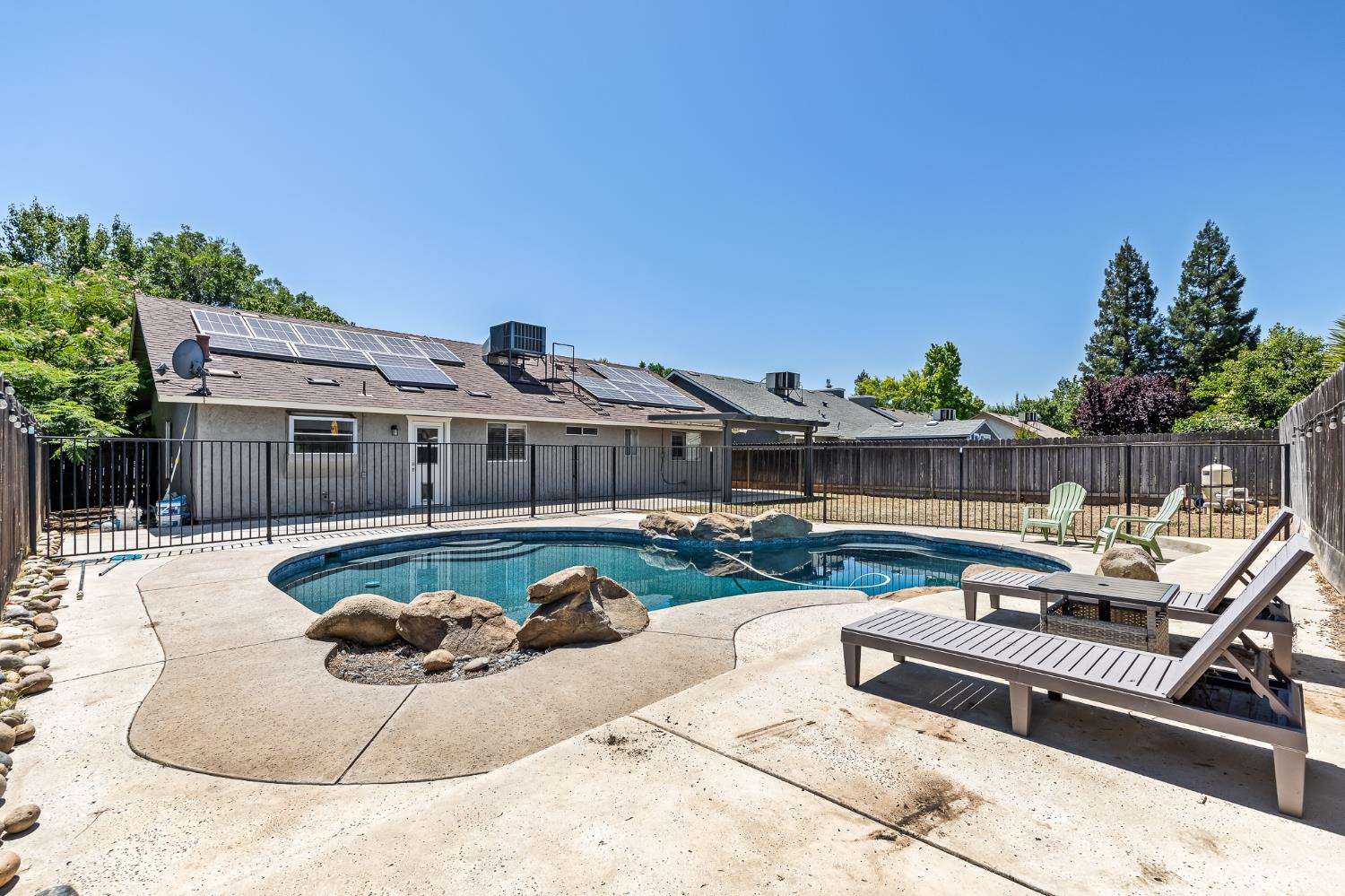 1028 W Minarets Ave, Fresno, CA 93650
