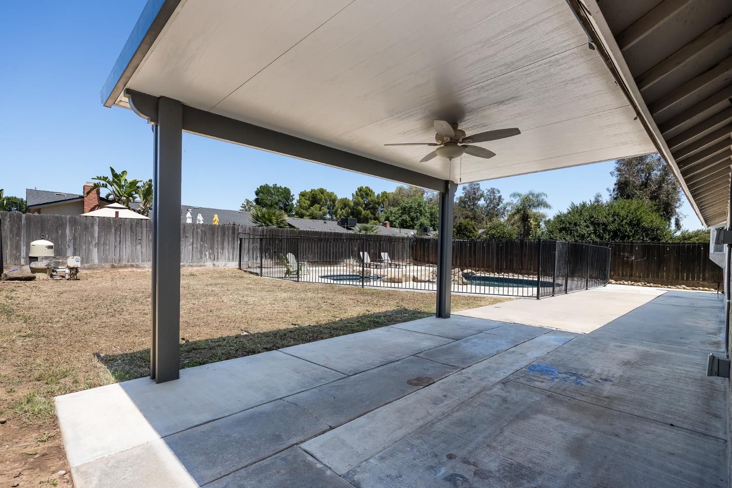 1028 W Minarets Ave, Fresno, CA 93650