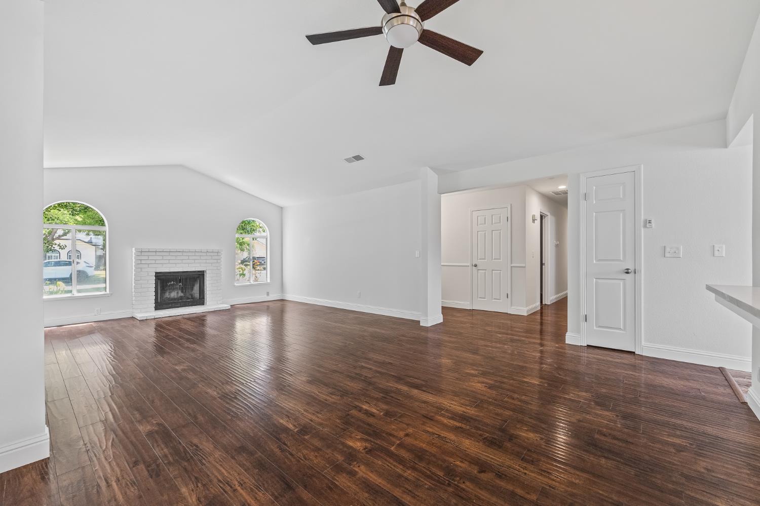1028 W Minarets Ave, Fresno, CA 93650