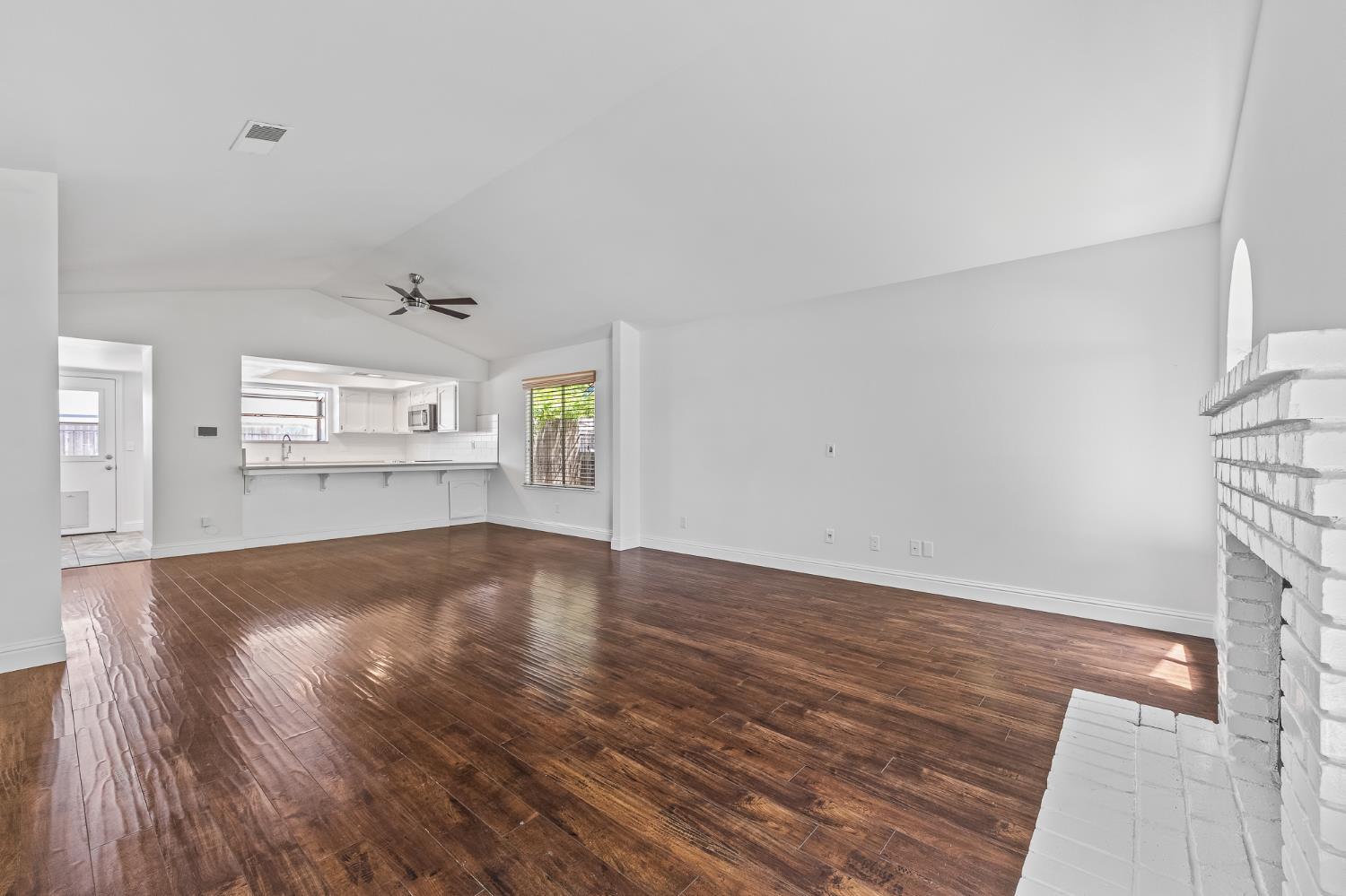 1028 W Minarets Ave, Fresno, CA 93650