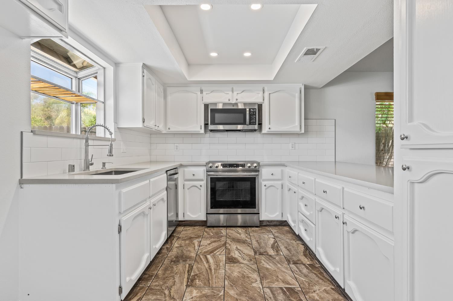 1028 W Minarets Ave, Fresno, CA 93650