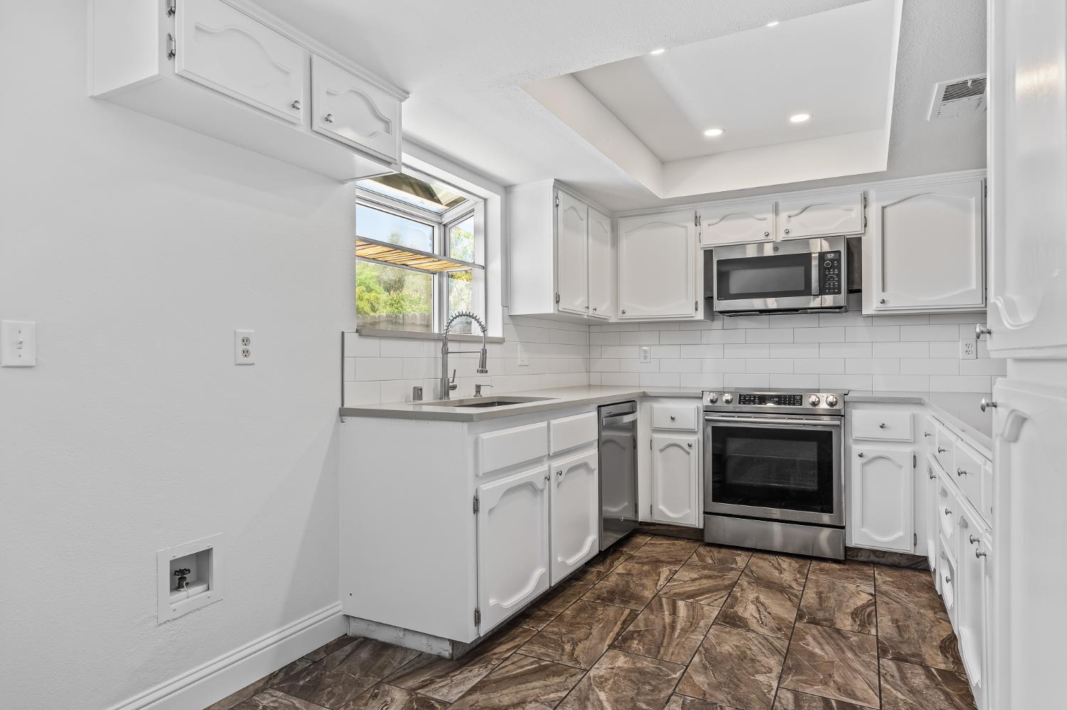 1028 W Minarets Ave, Fresno, CA 93650