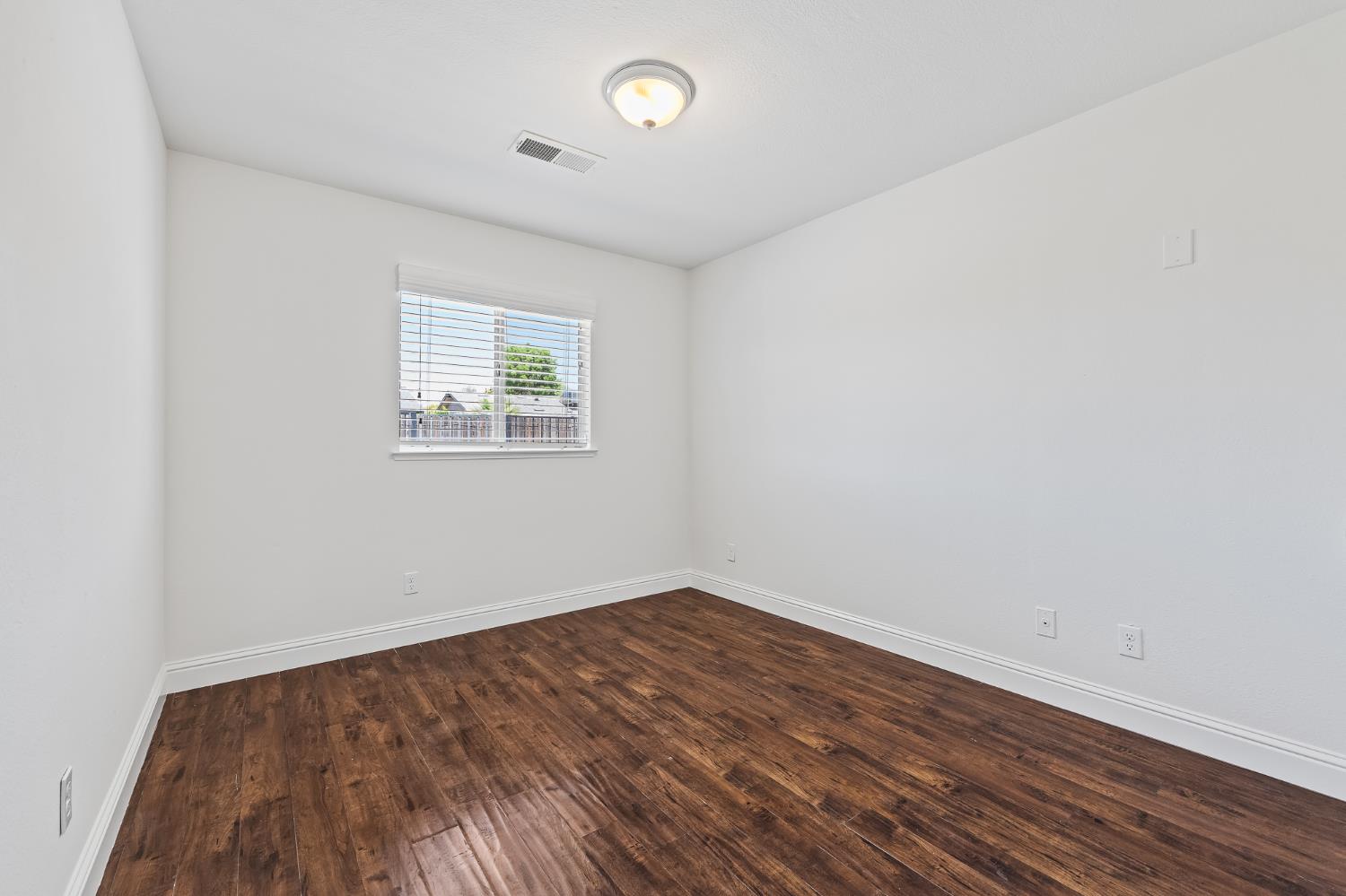 1028 W Minarets Ave, Fresno, CA 93650