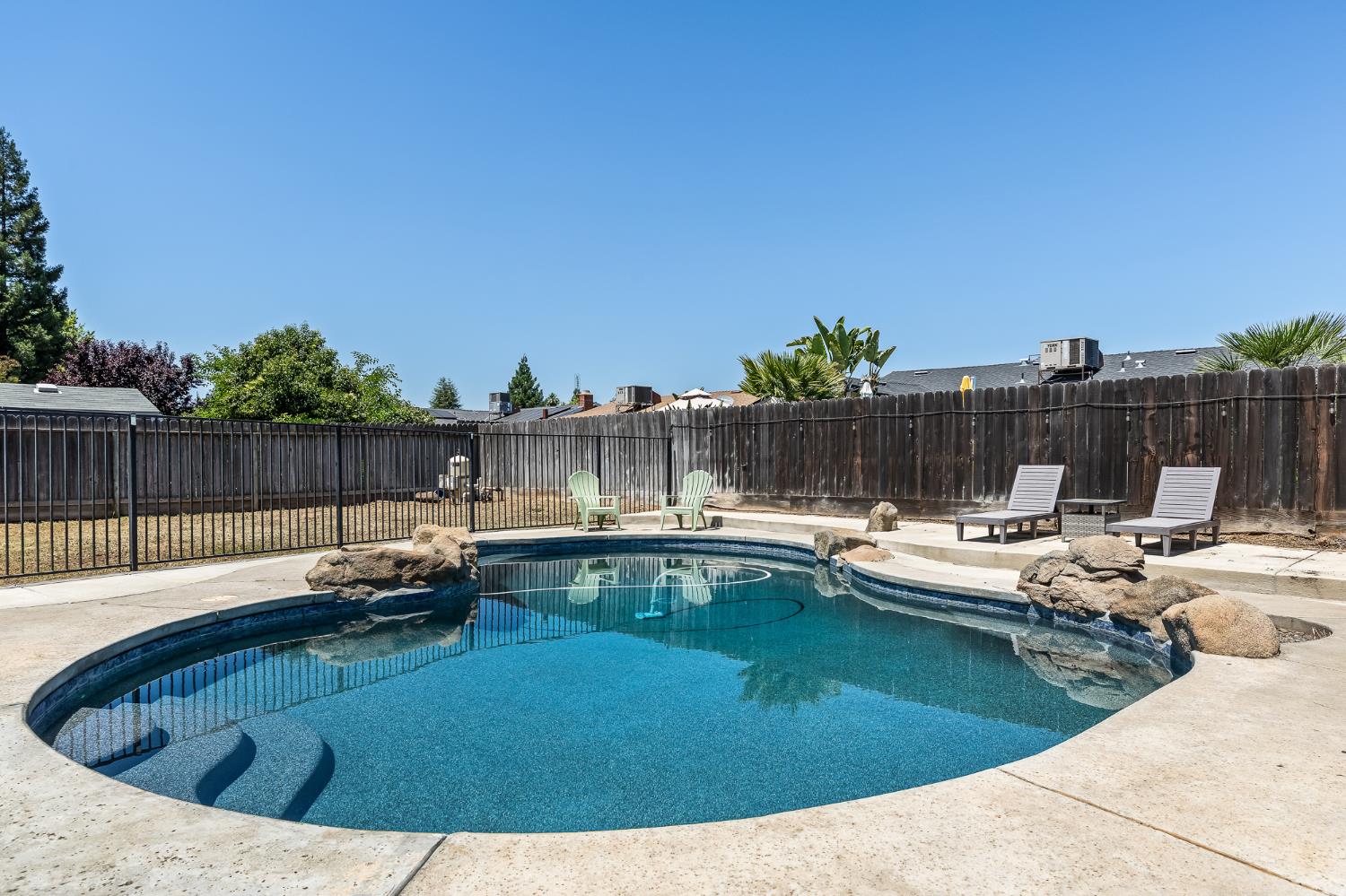 1028 W Minarets Ave, Fresno, CA 93650