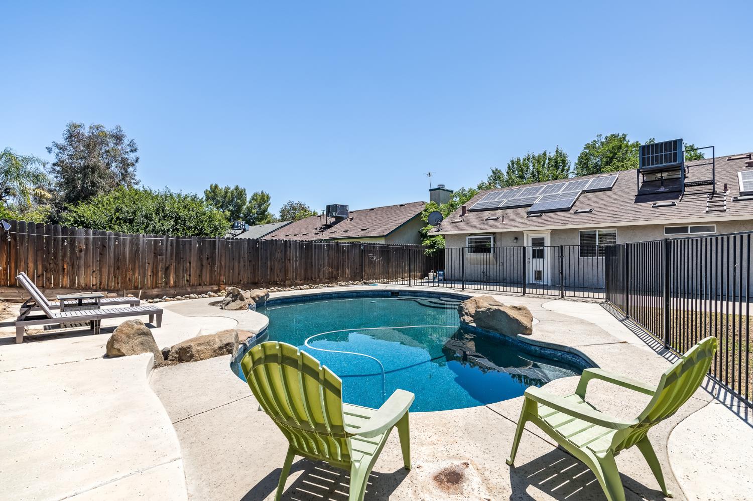 1028 W Minarets Ave, Fresno, CA 93650