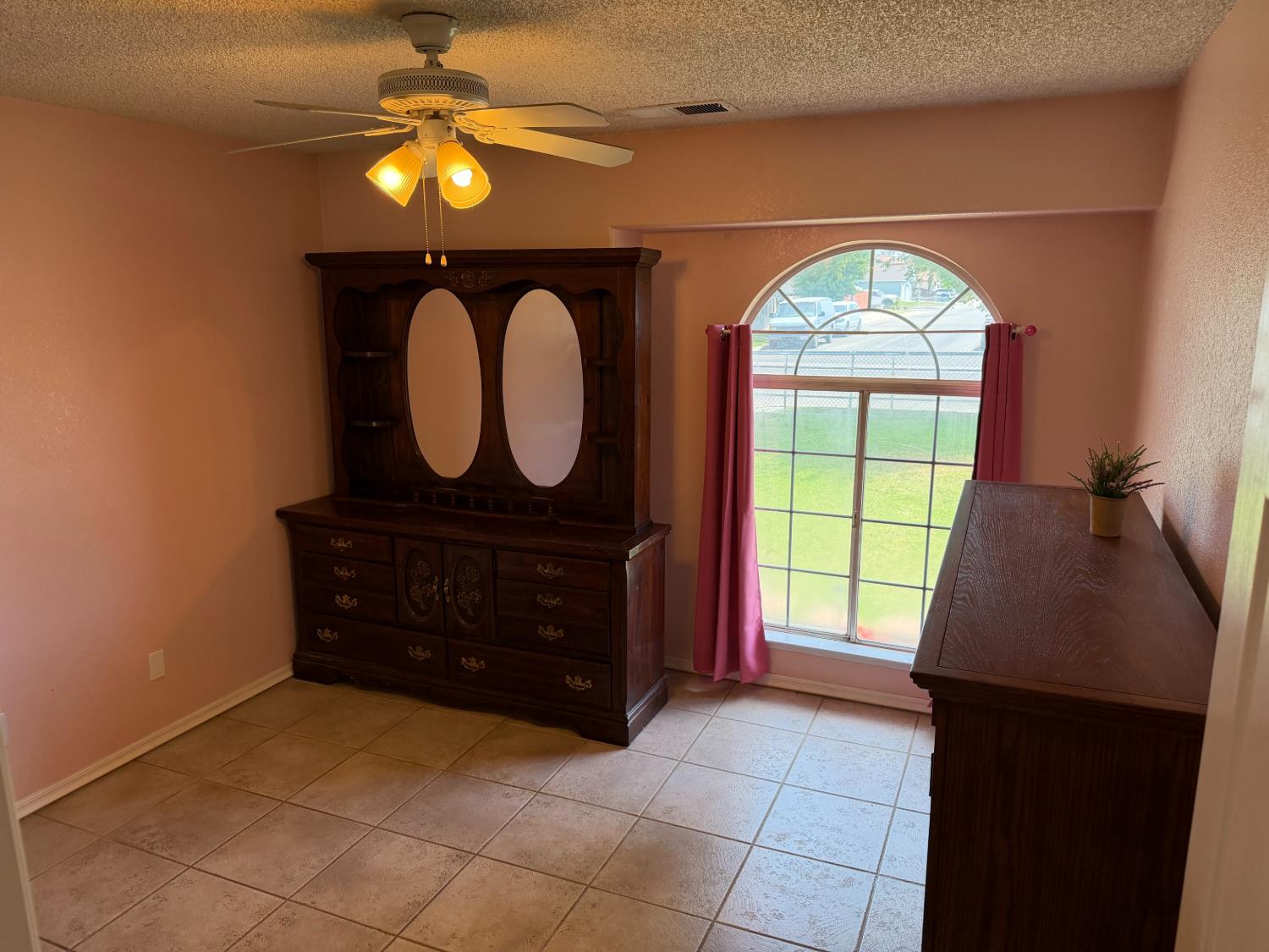 3383 N Forestiere Ave, Fresno, CA 93722