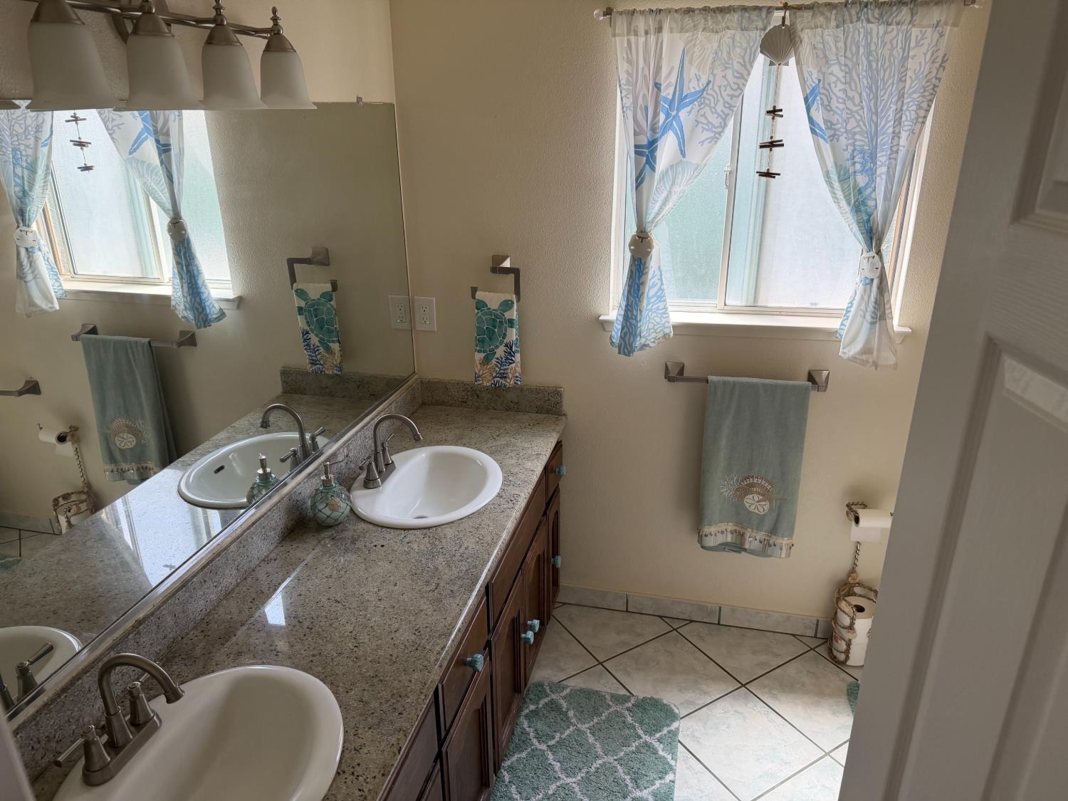 3383 N Forestiere Ave, Fresno, CA 93722