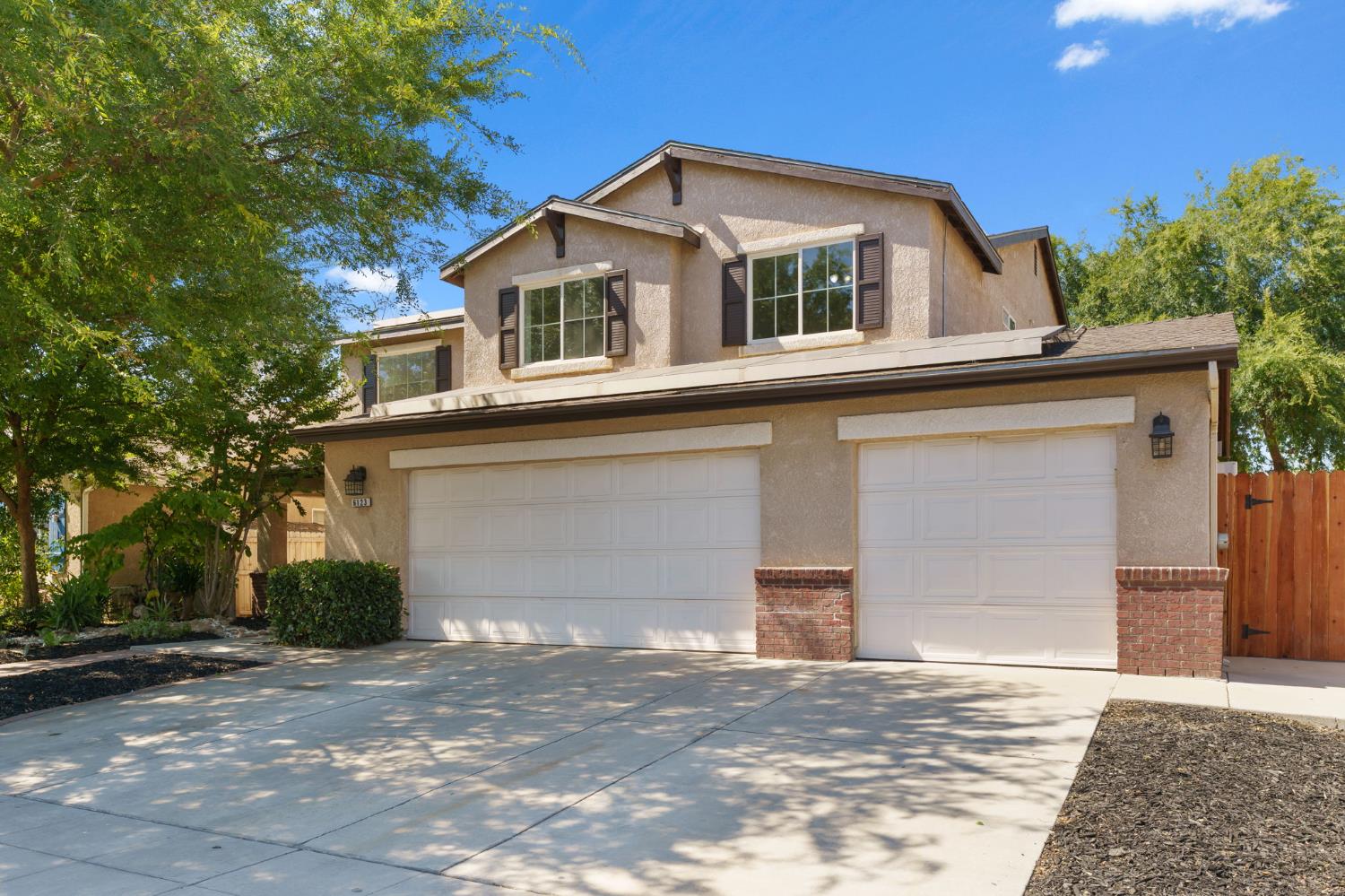 6123 E Hampton Way, Fresno, CA 93727