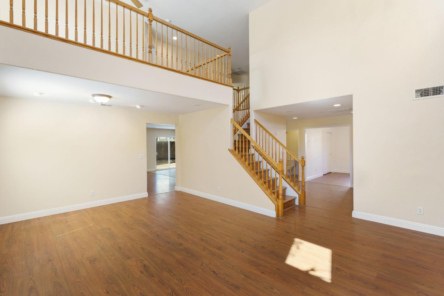 6123 E Hampton Way, Fresno, CA 93727