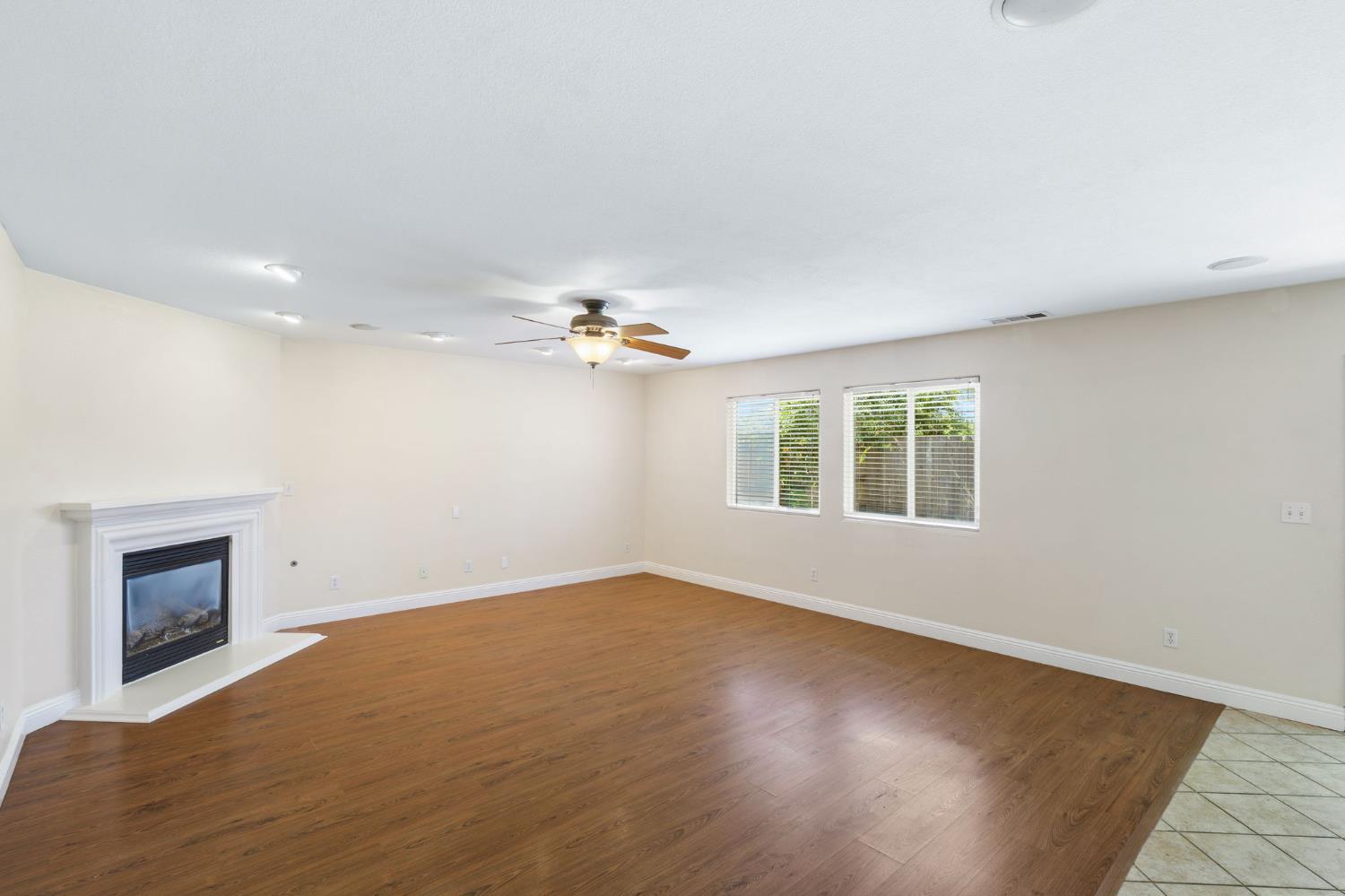 6123 E Hampton Way, Fresno, CA 93727