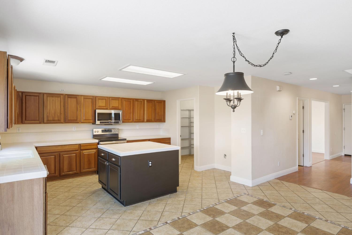 6123 E Hampton Way, Fresno, CA 93727