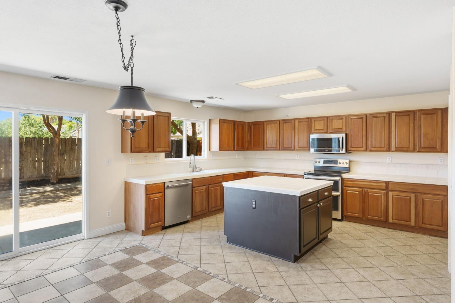6123 E Hampton Way, Fresno, CA 93727