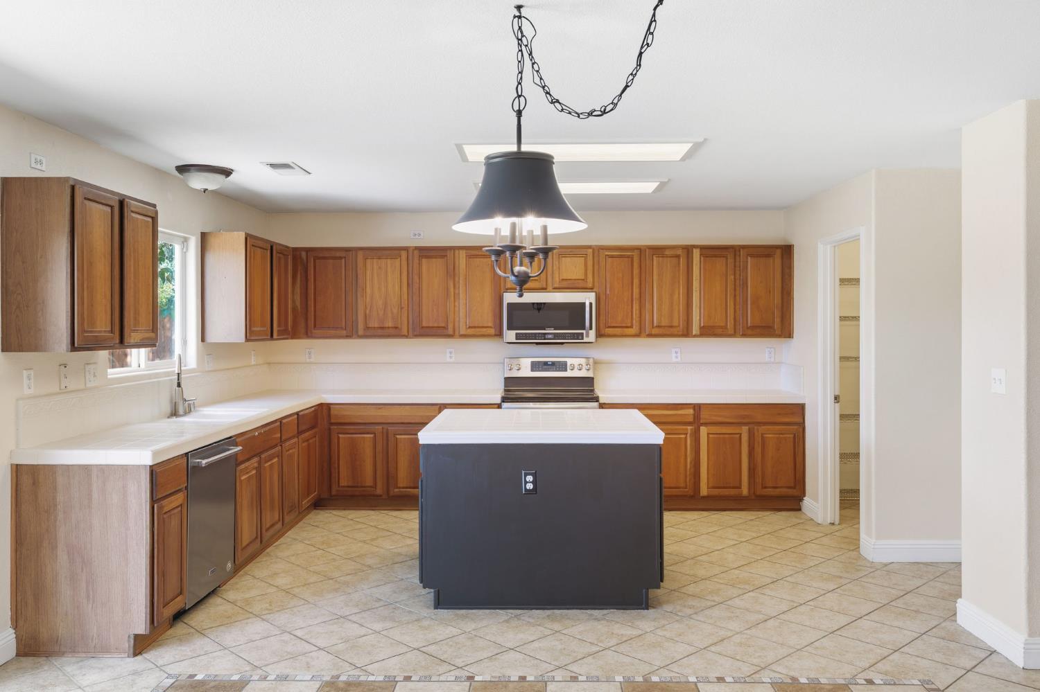 6123 E Hampton Way, Fresno, CA 93727