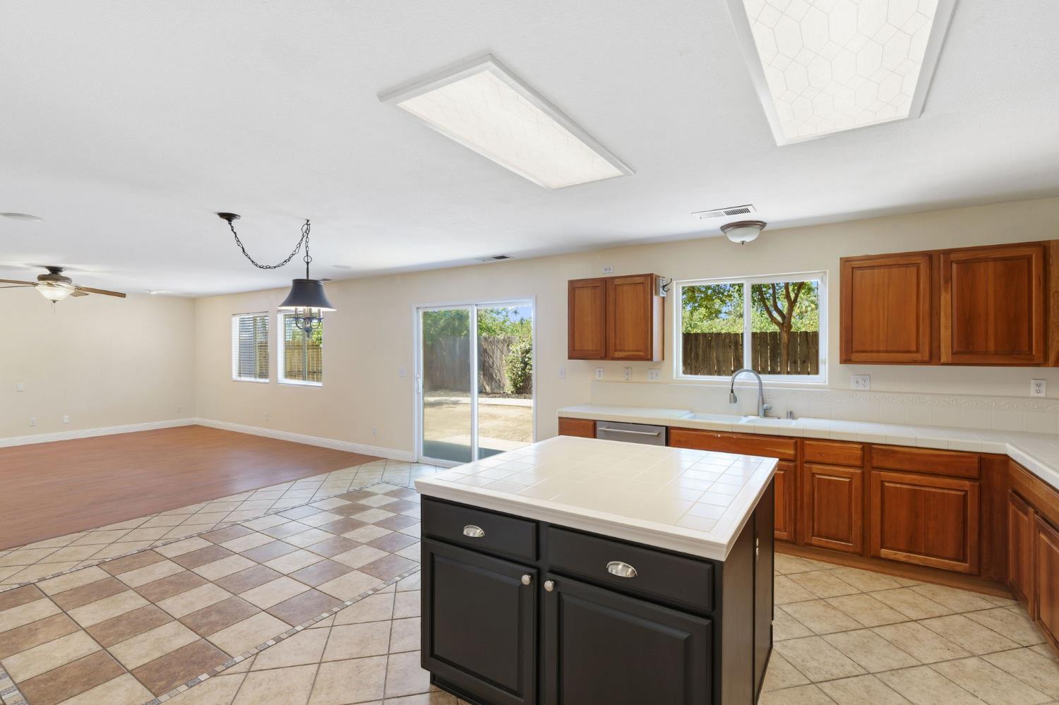 6123 E Hampton Way, Fresno, CA 93727