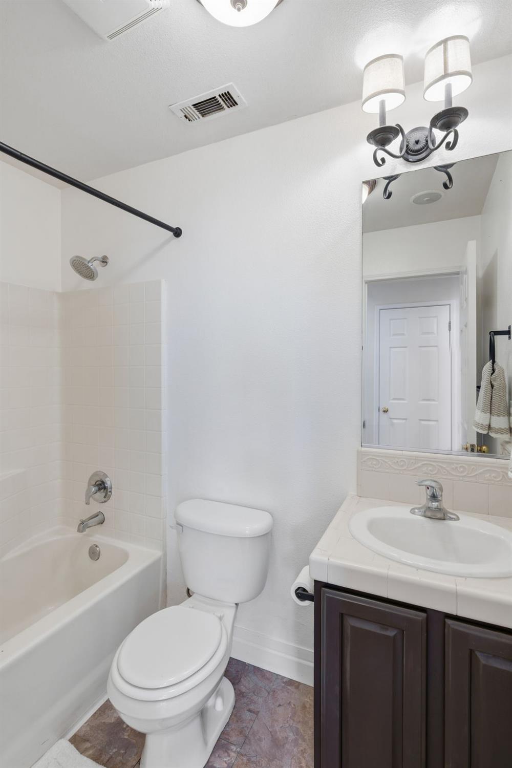6123 E Hampton Way, Fresno, CA 93727