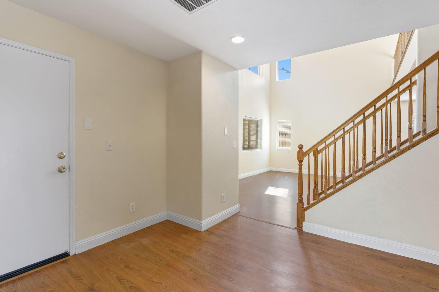 6123 E Hampton Way, Fresno, CA 93727