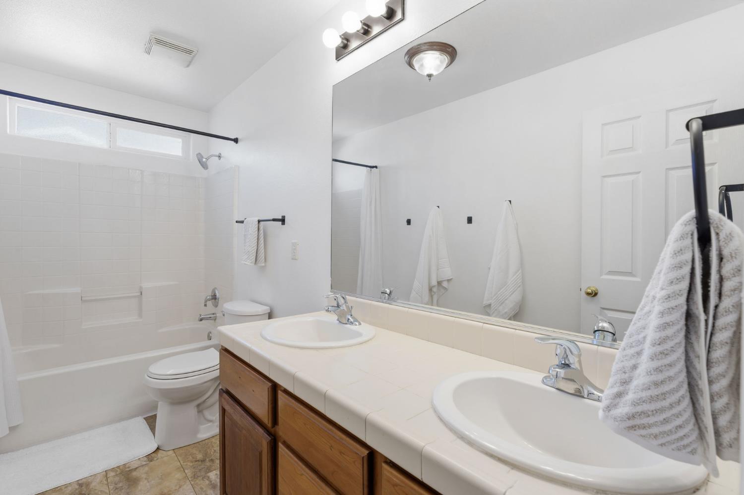6123 E Hampton Way, Fresno, CA 93727