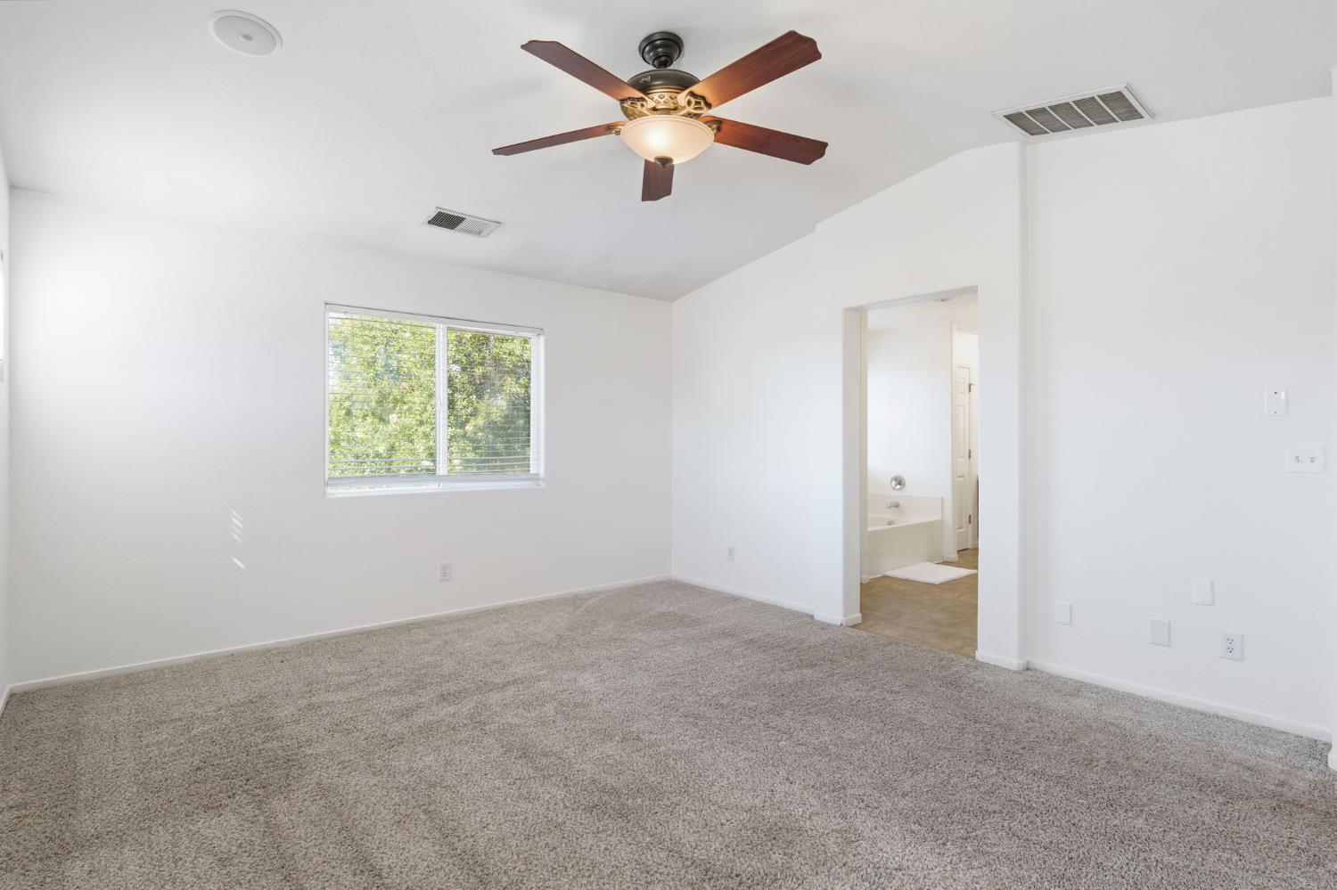 6123 E Hampton Way, Fresno, CA 93727