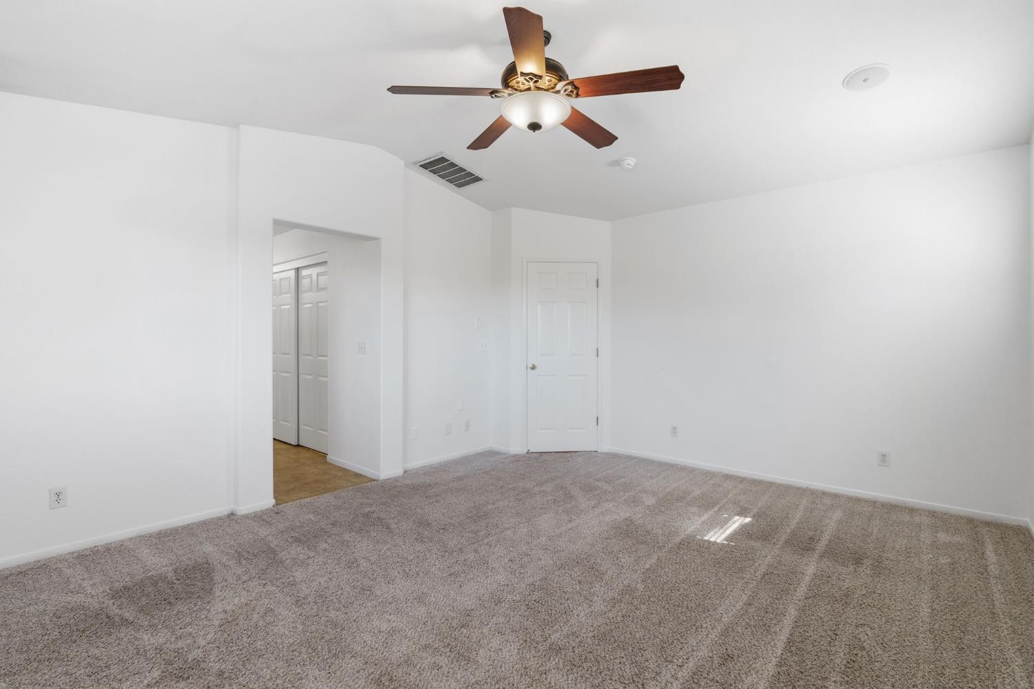 6123 E Hampton Way, Fresno, CA 93727