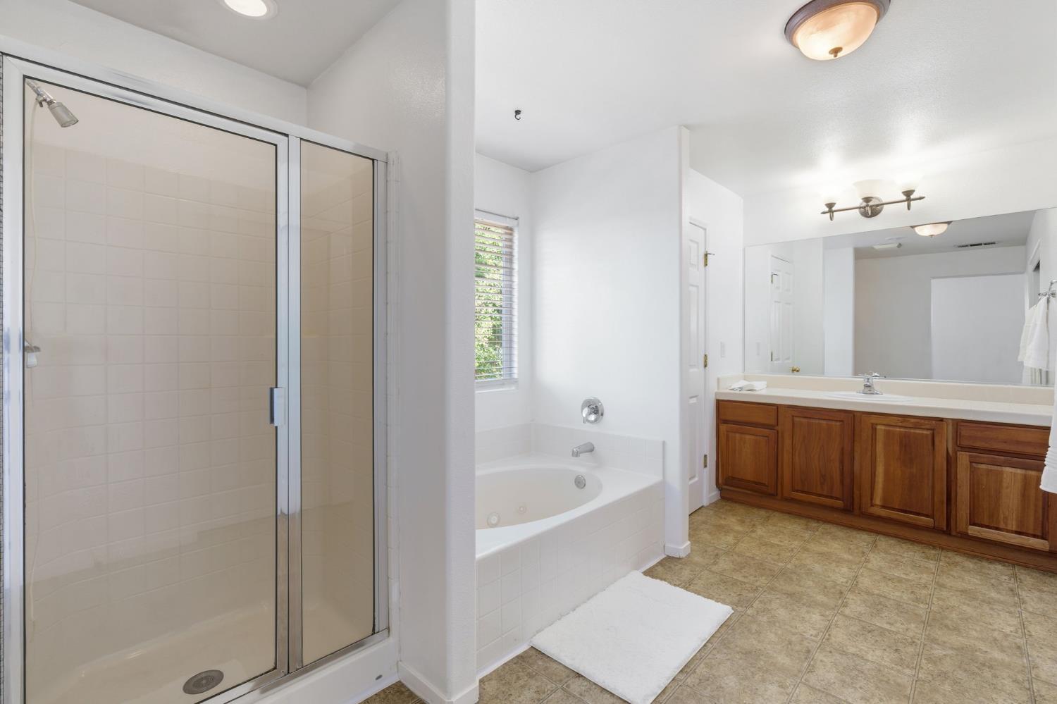 6123 E Hampton Way, Fresno, CA 93727