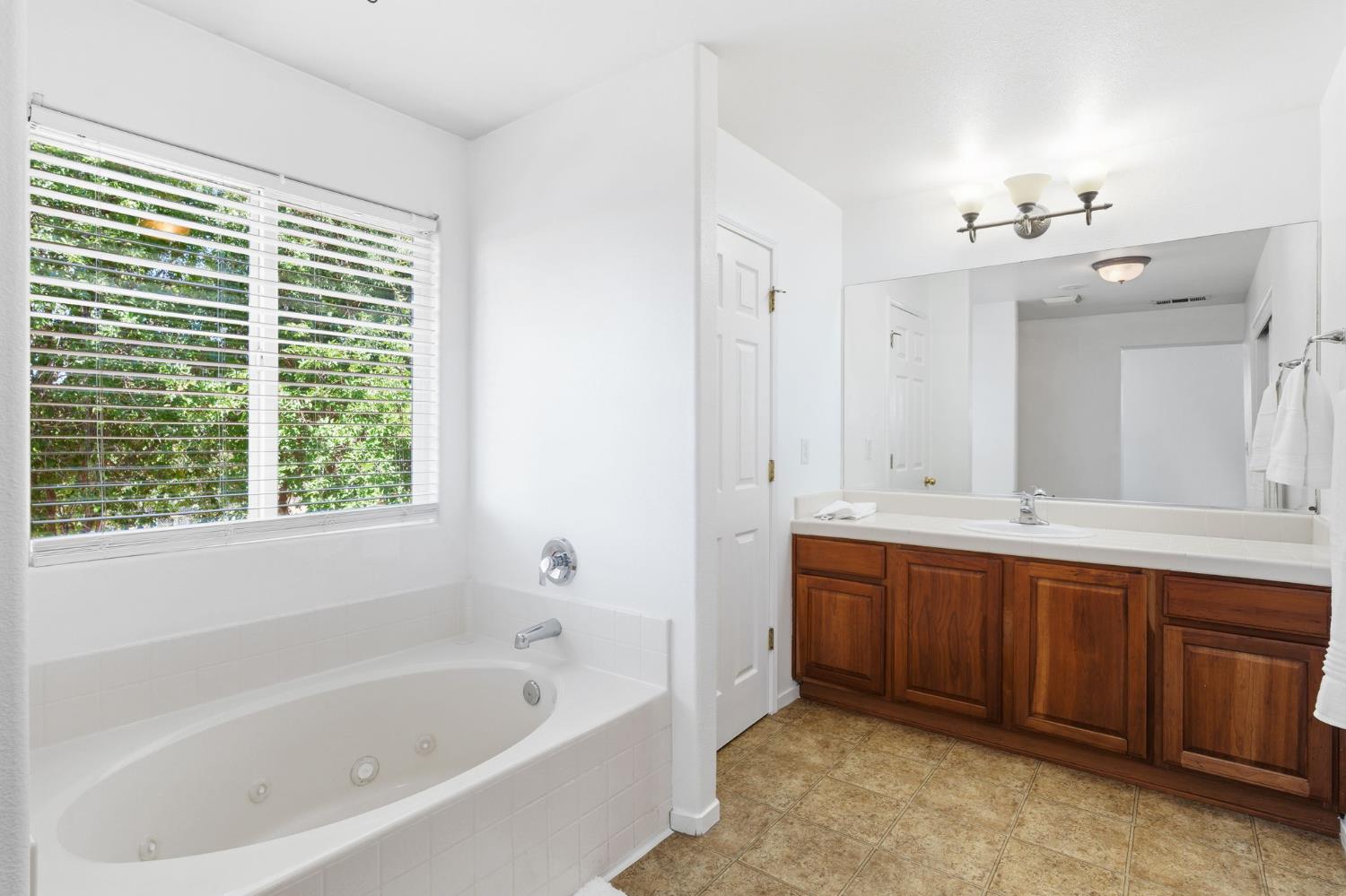 6123 E Hampton Way, Fresno, CA 93727