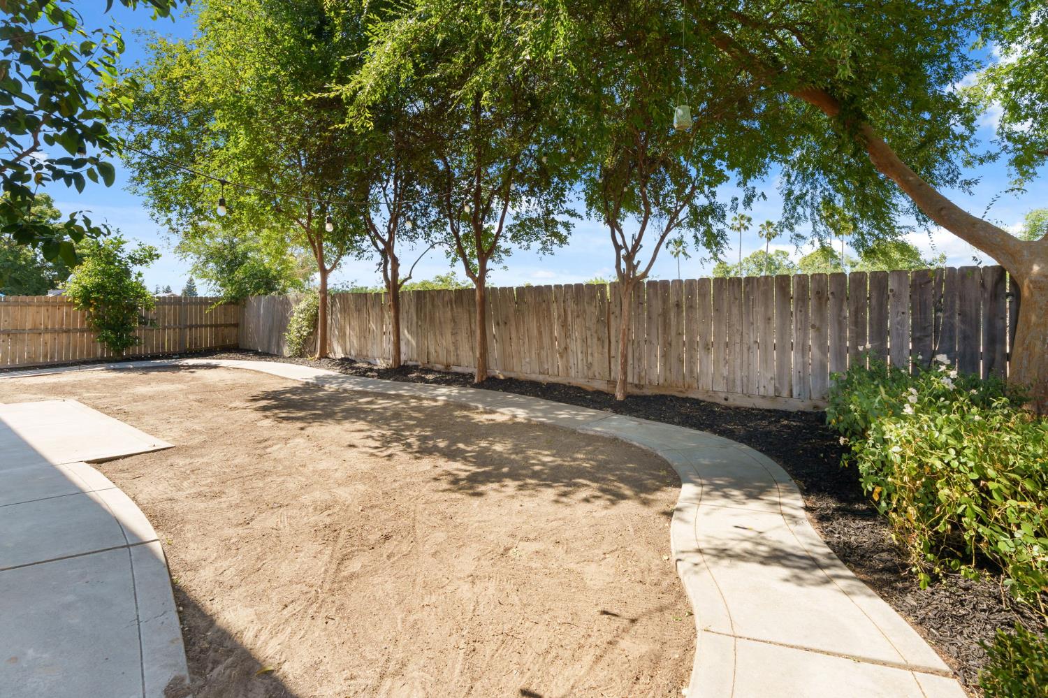 6123 E Hampton Way, Fresno, CA 93727
