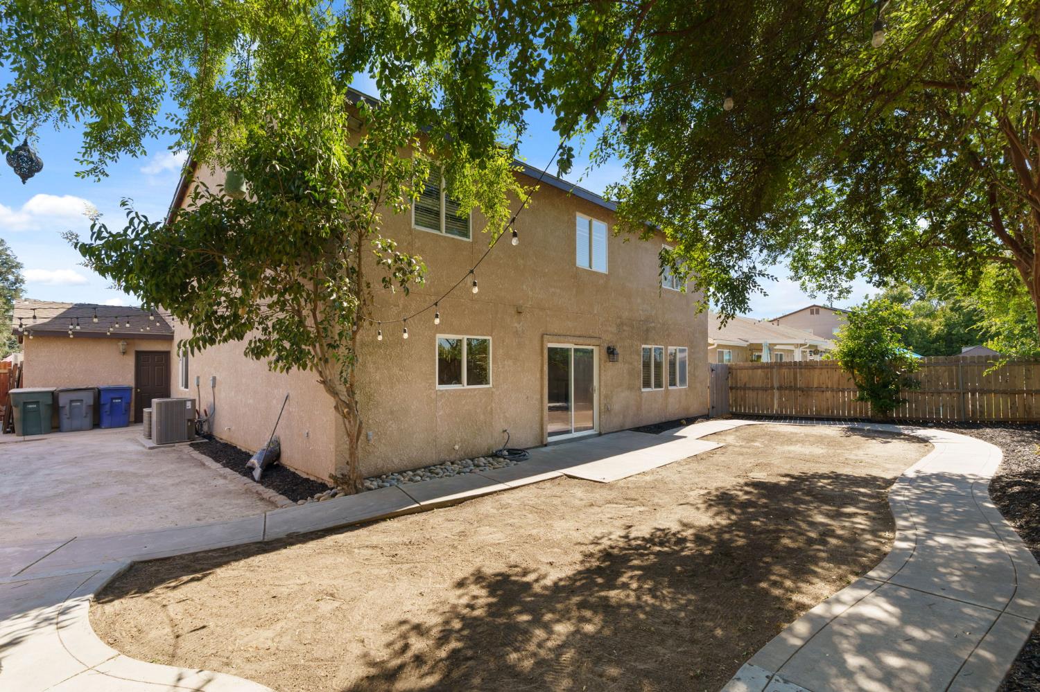 6123 E Hampton Way, Fresno, CA 93727