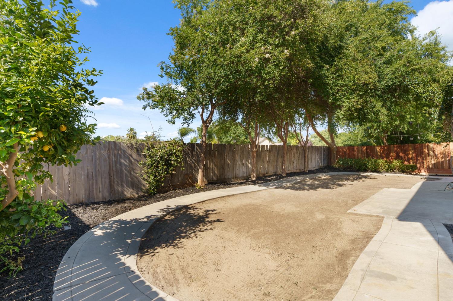 6123 E Hampton Way, Fresno, CA 93727