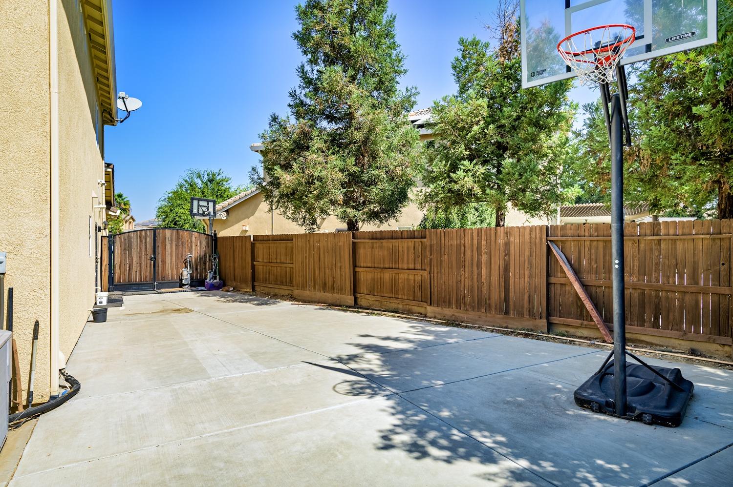 7263 E Redlands Ave, Fresno, CA 93737