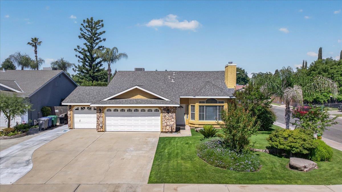 1181 N Matthew Ave, Farmersville, CA 93223