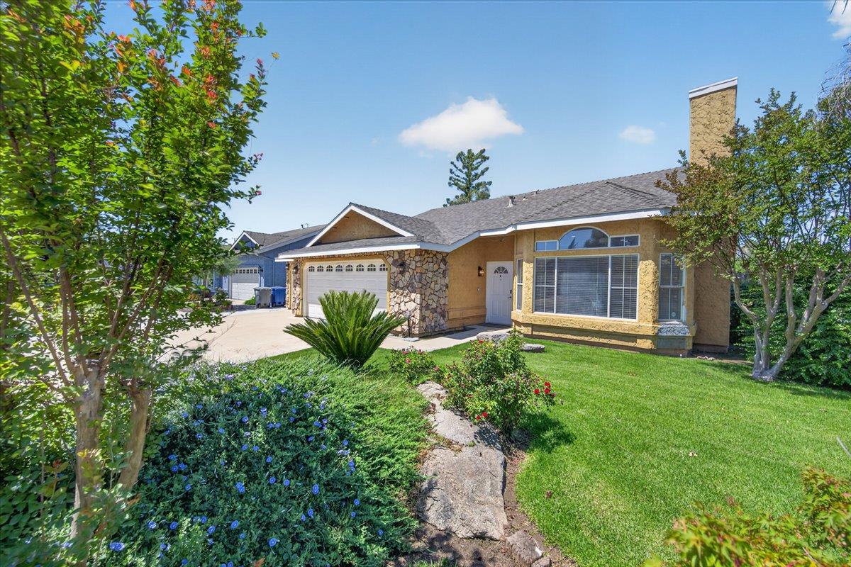 1181 N Matthew Ave, Farmersville, CA 93223