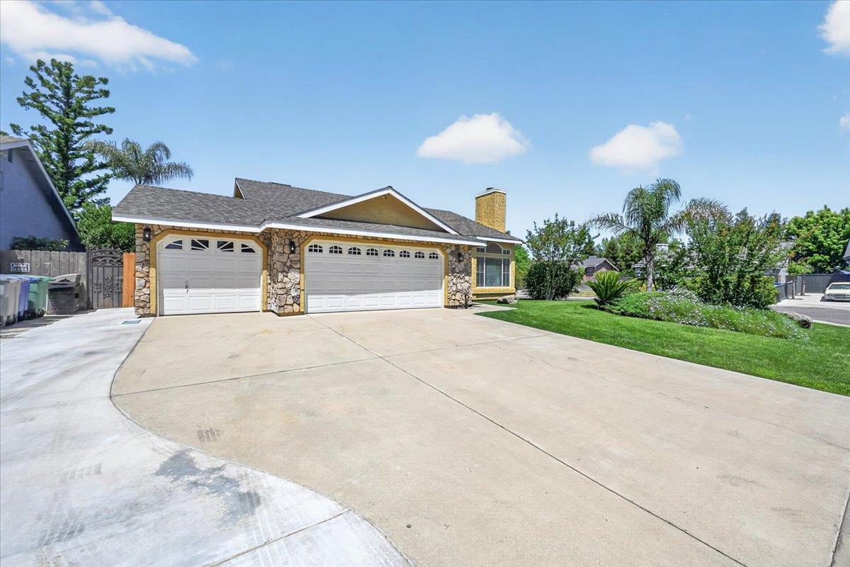 1181 N Matthew Ave, Farmersville, CA 93223