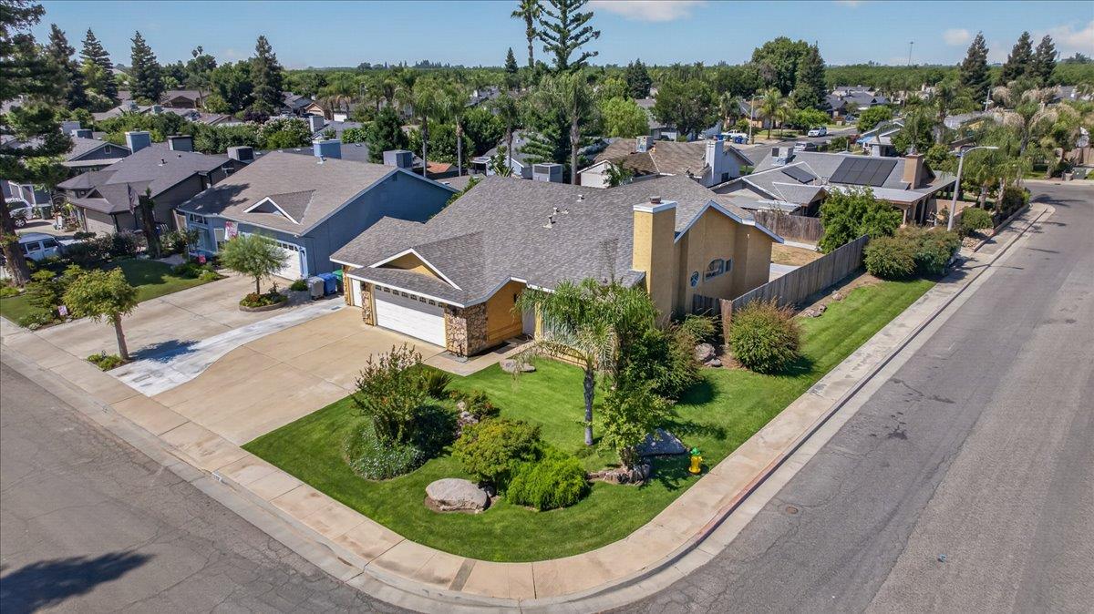 1181 N Matthew Ave, Farmersville, CA 93223