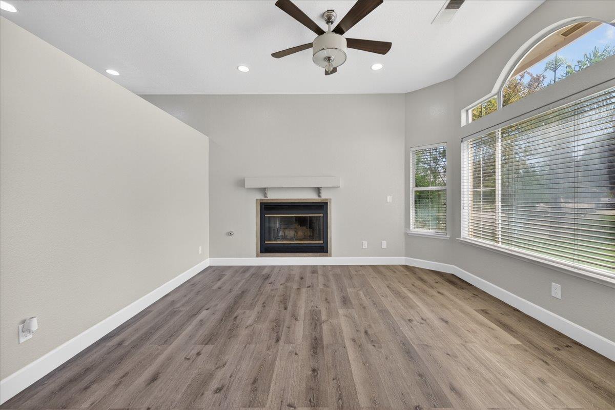 1181 N Matthew Ave, Farmersville, CA 93223