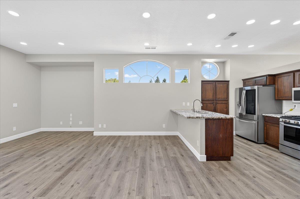 1181 N Matthew Ave, Farmersville, CA 93223