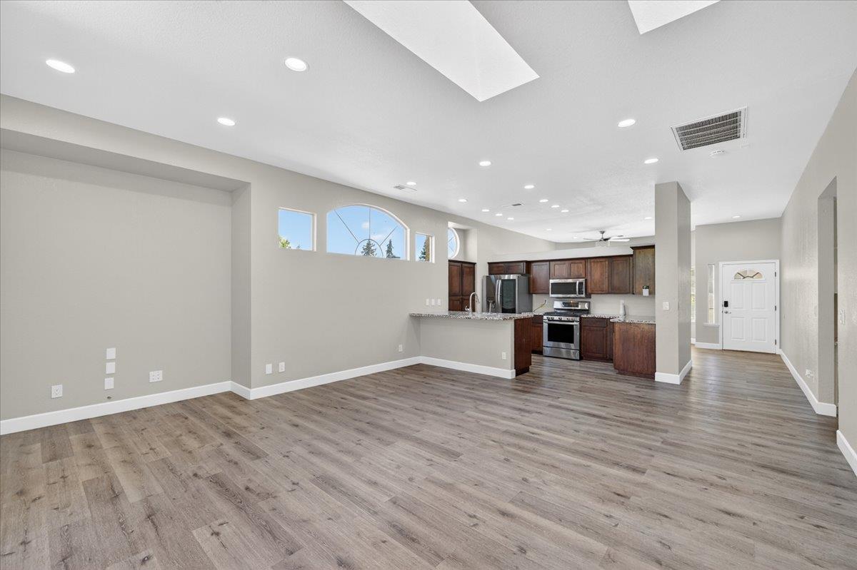 1181 N Matthew Ave, Farmersville, CA 93223