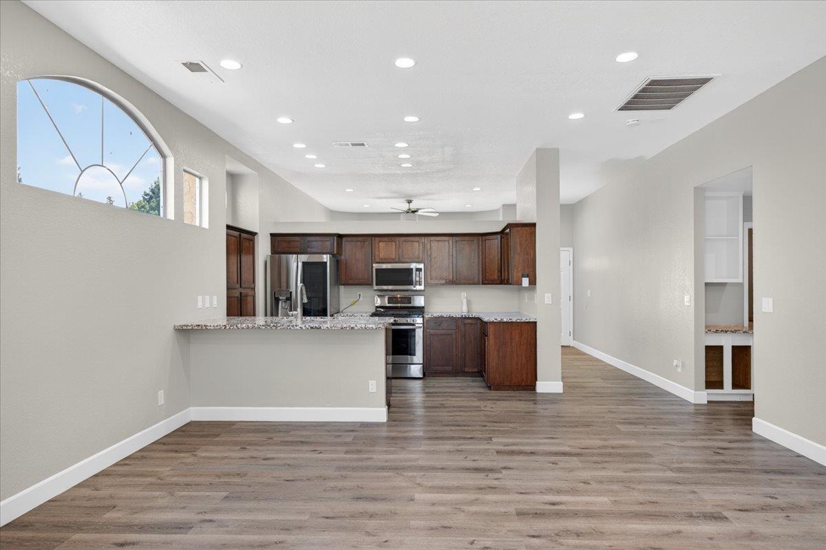 1181 N Matthew Ave, Farmersville, CA 93223